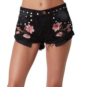 SIGNATURE 8 floral embroidered shorts. Size SMALL